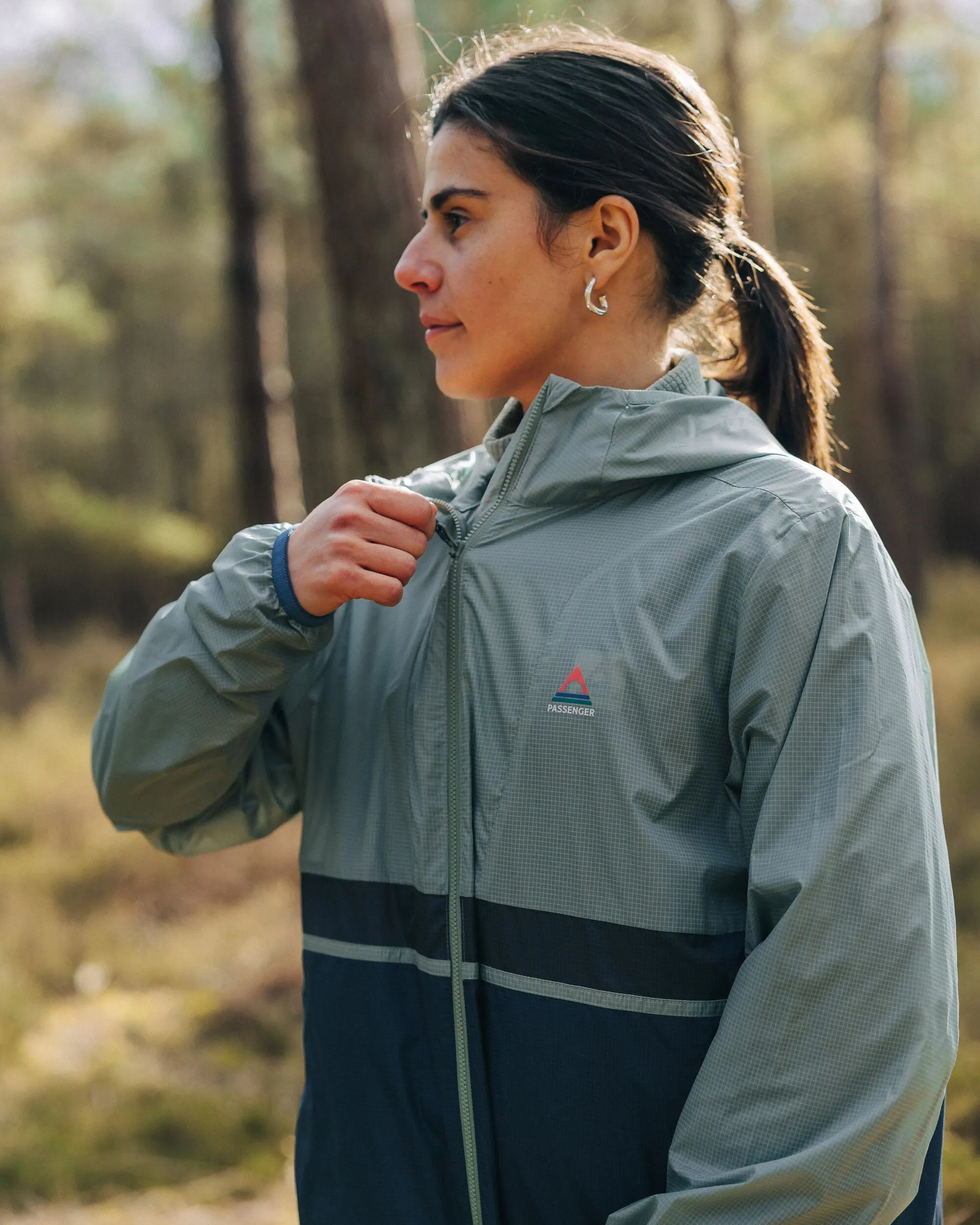Viento Recycled Windshell Jacket - Pistachio/Dark Denim